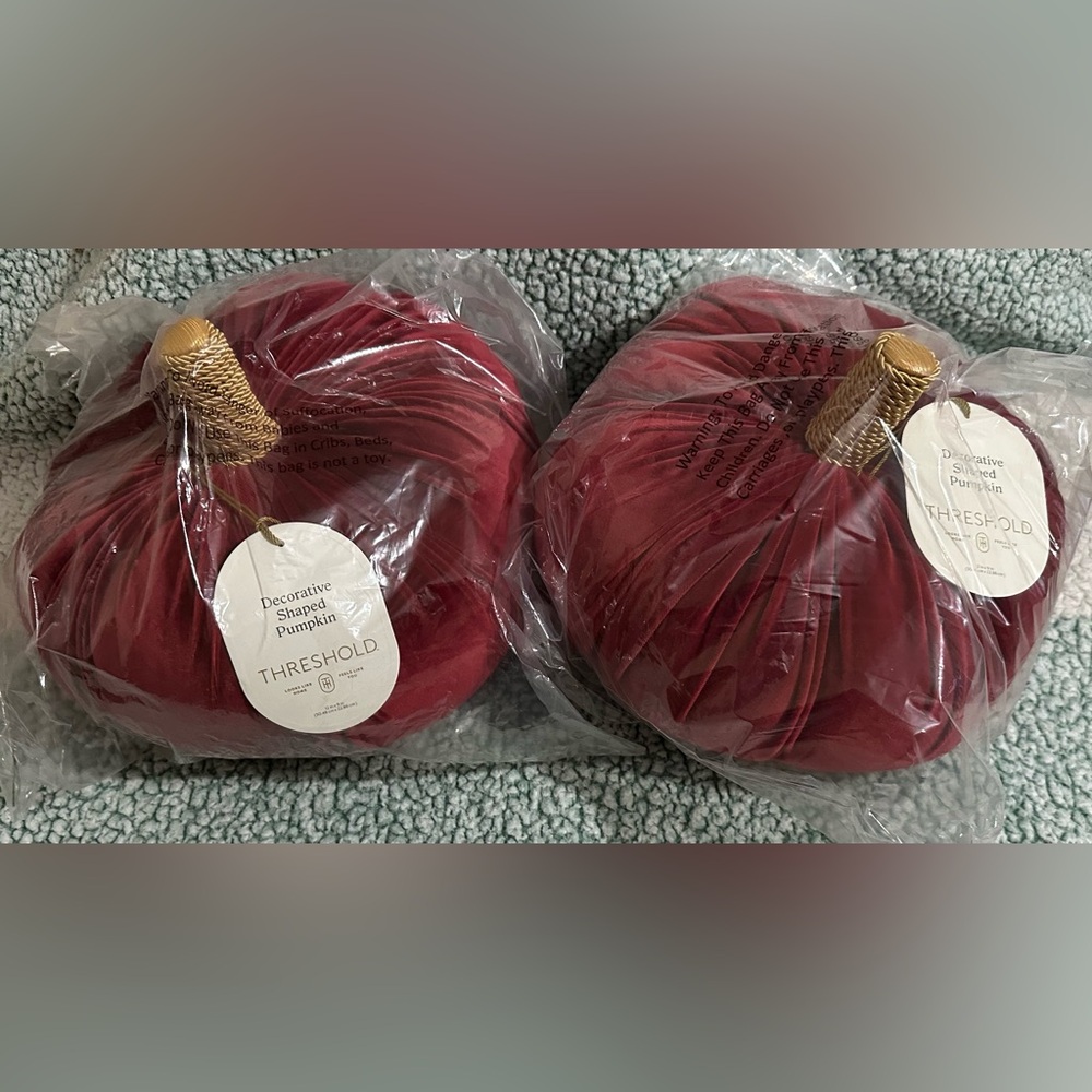 NWT THRESHOLD Halloween Thanksgiving large Shaped
Velvet Burgundy Pumpkin 12”